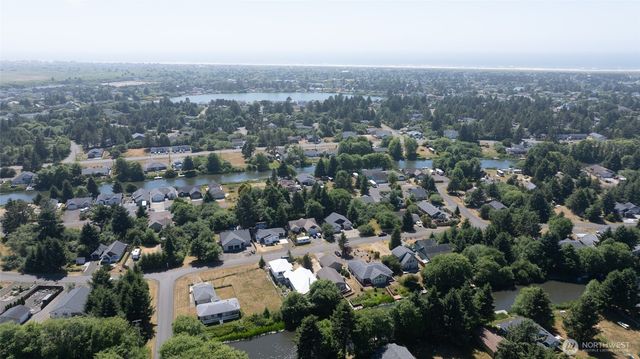 789 Island Circle SE, Ocean Shores, WA 98569