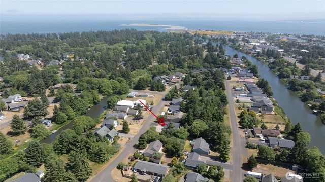 789 Island Circle SE, Ocean Shores, WA 98569