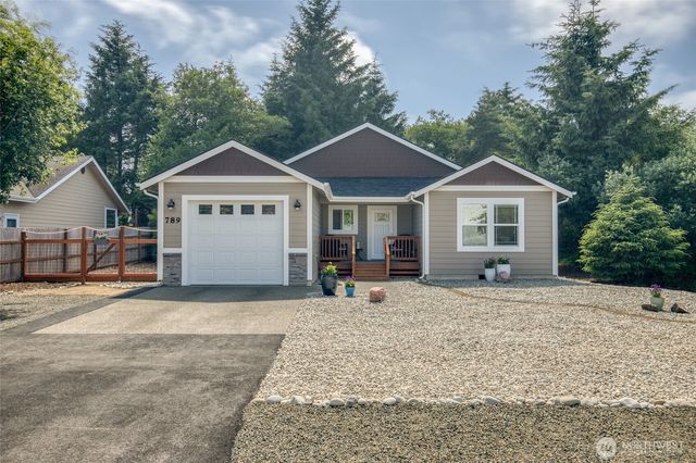789 Island Circle SE, Ocean Shores, WA 98569