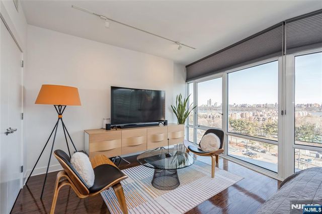 100 Thompson Lane 8D, Edgewater, NJ 07020