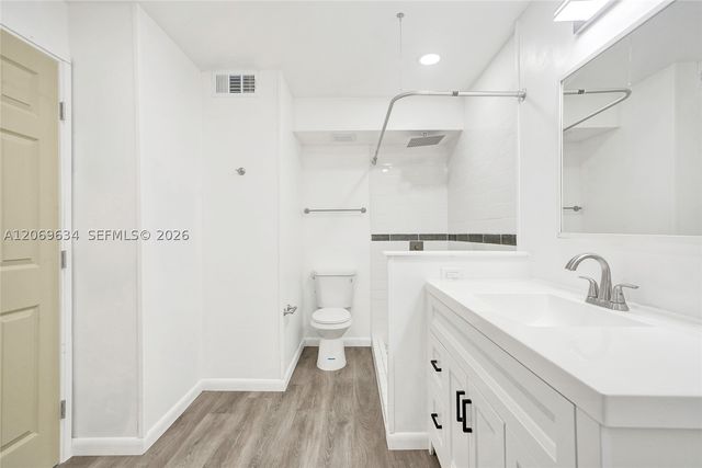 2025 NE 164th St 710, North Miami Beach, FL 33162