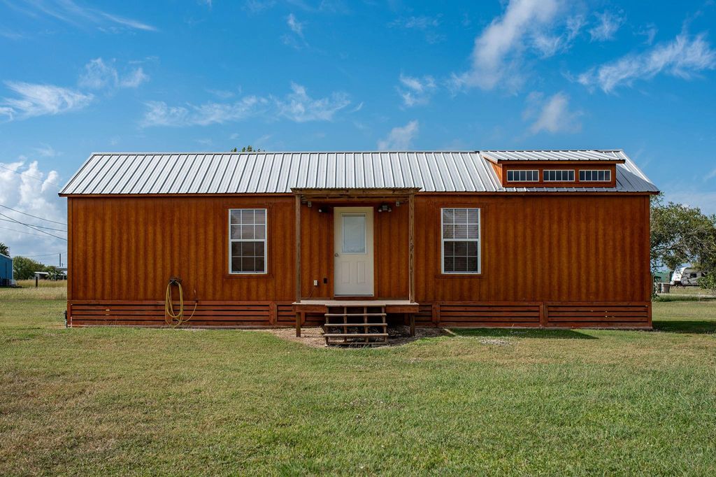 1101 W Houston Avenue, Seadrift, TX 77983