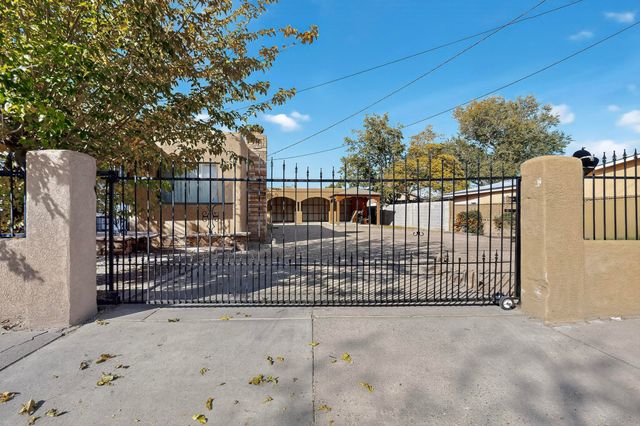 2909 Carlton Street NW, Albuquerque, NM 87107