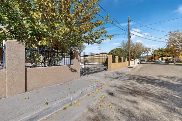 2909 Carlton Street NW, Albuquerque, NM 87107