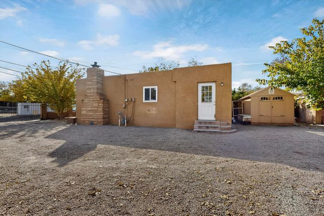 2909 Carlton Street NW, Albuquerque, NM 87107