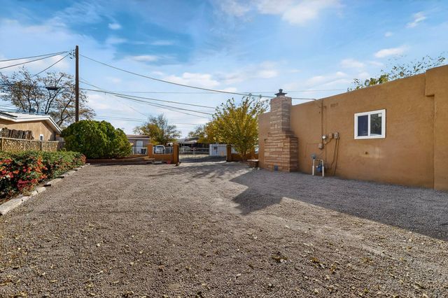 2909 Carlton Street NW, Albuquerque, NM 87107