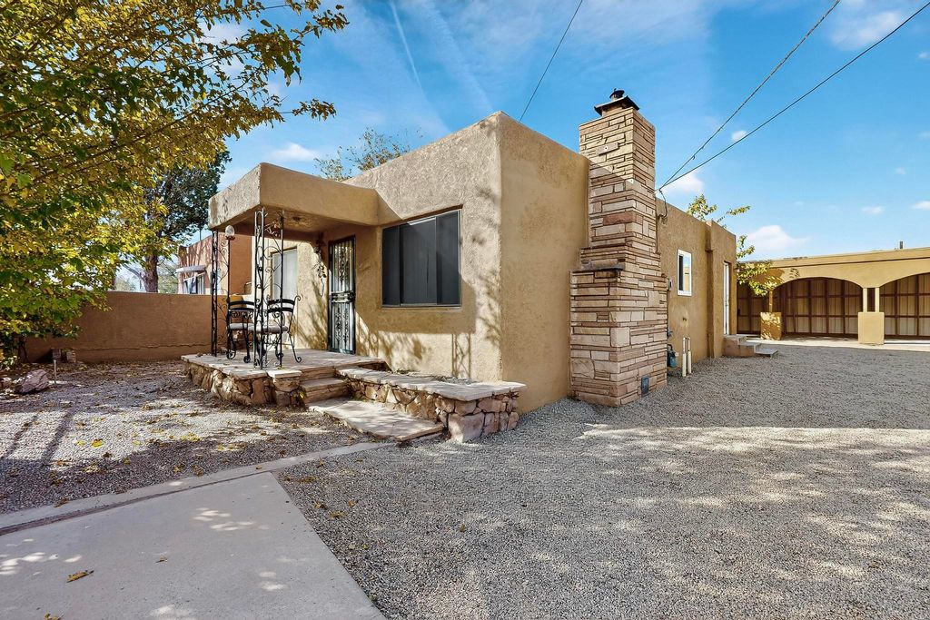 2909 Carlton Street NW, Albuquerque, NM 87107