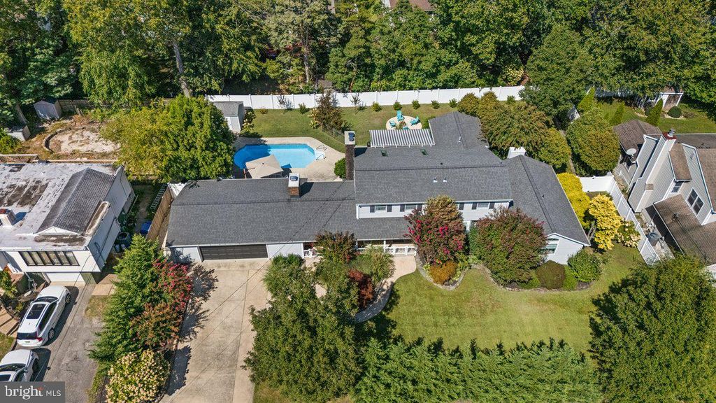 130 CRANMOOR DR, Toms River, NJ 08753