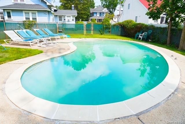 80 E Roosevelt Avenue, Hempstead, NY 11575