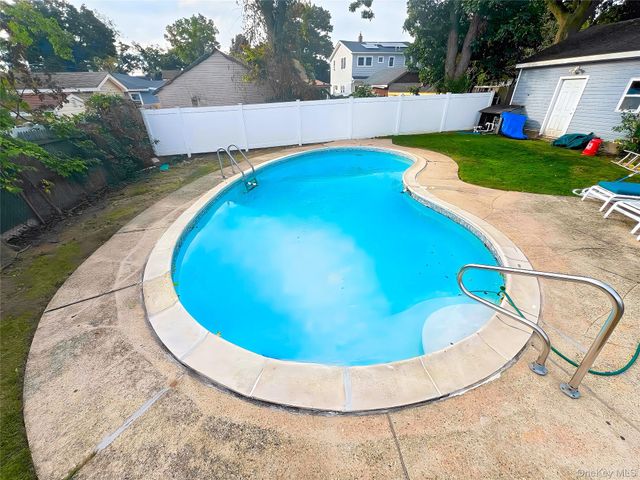 80 E Roosevelt Avenue, Hempstead, NY 11575