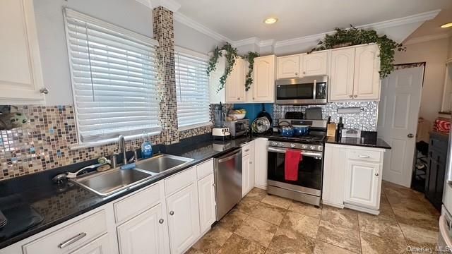 80 E Roosevelt Avenue, Hempstead, NY 11575
