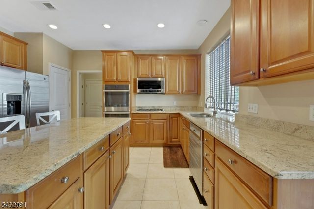 81 Lafayette Cir 81, Totowa Boro, NJ 07512