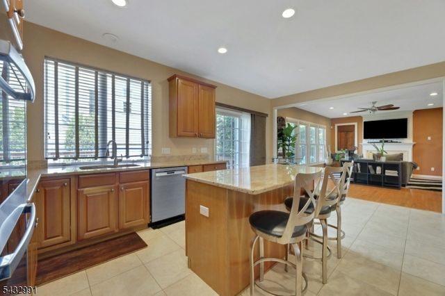 81 Lafayette Cir 81, Totowa Boro, NJ 07512
