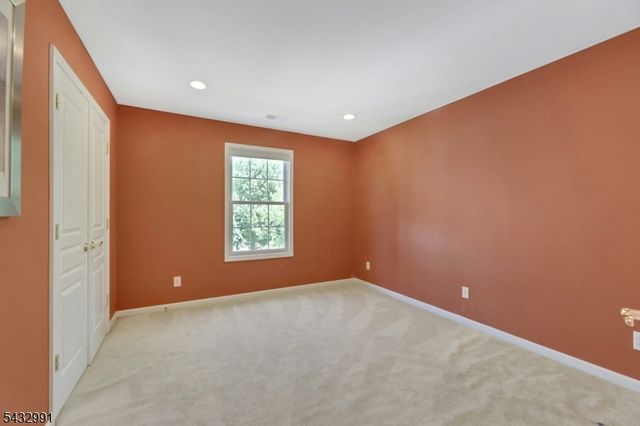 81 Lafayette Cir 81, Totowa Boro, NJ 07512