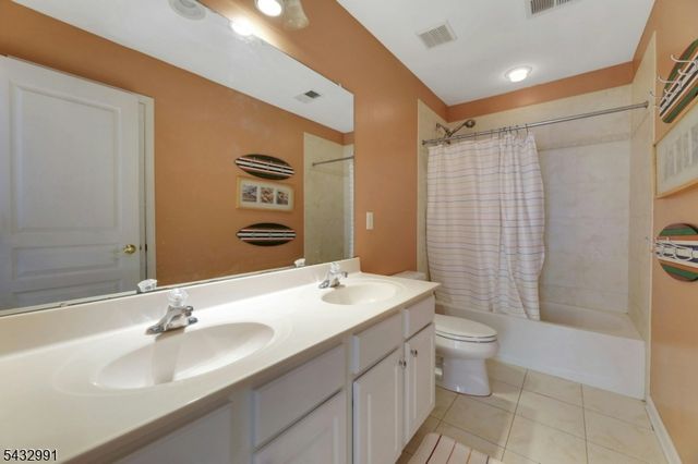 81 Lafayette Cir 81, Totowa Boro, NJ 07512