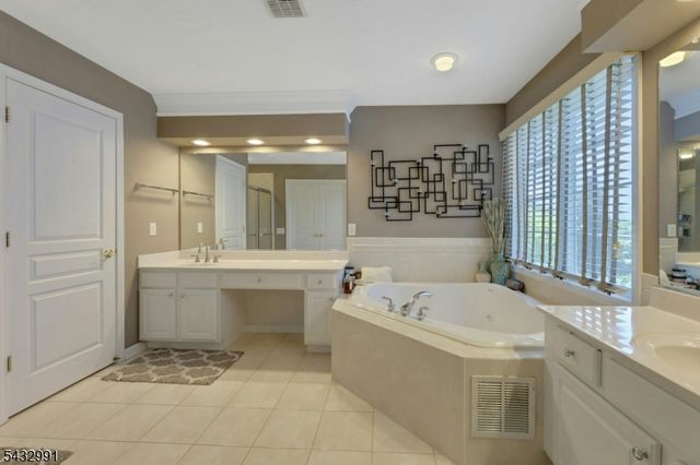 81 Lafayette Cir 81, Totowa Boro, NJ 07512