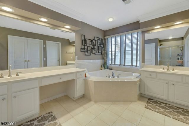 81 Lafayette Cir 81, Totowa Boro, NJ 07512