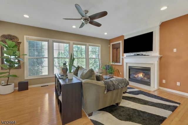 81 Lafayette Cir 81, Totowa Boro, NJ 07512