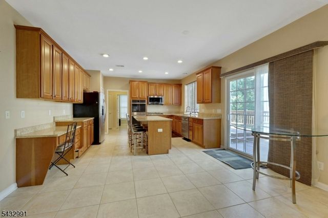 81 Lafayette Cir 81, Totowa Boro, NJ 07512