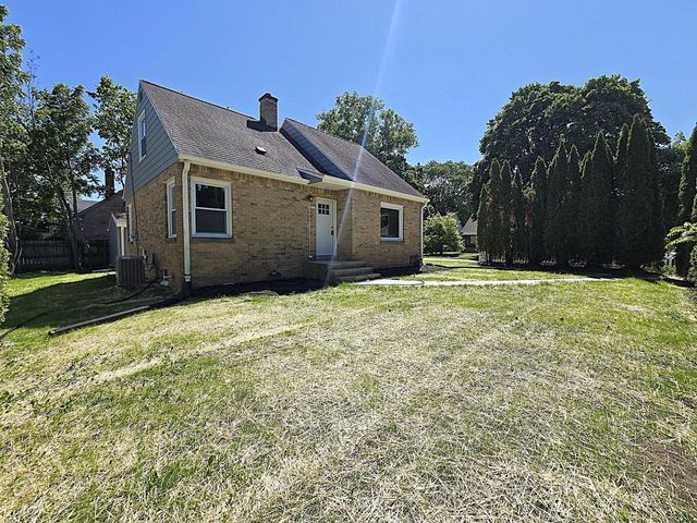 3215 W Oriole DRIVE, Milwaukee, WI 53209