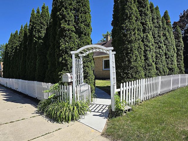 3215 W Oriole DRIVE, Milwaukee, WI 53209