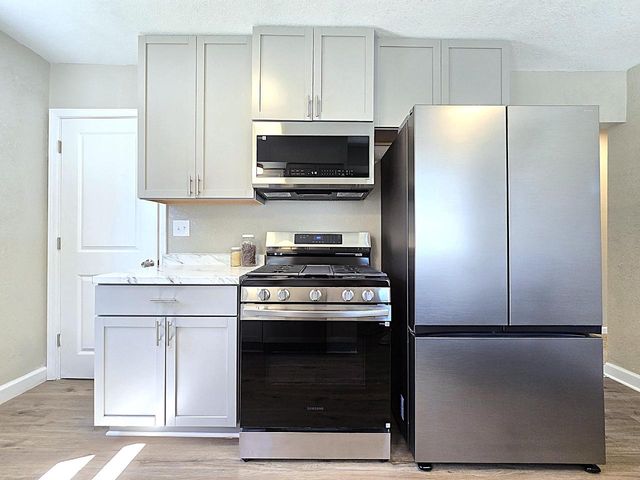 3215 W Oriole DRIVE, Milwaukee, WI 53209