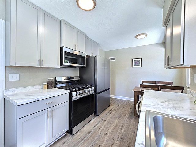 3215 W Oriole DRIVE, Milwaukee, WI 53209