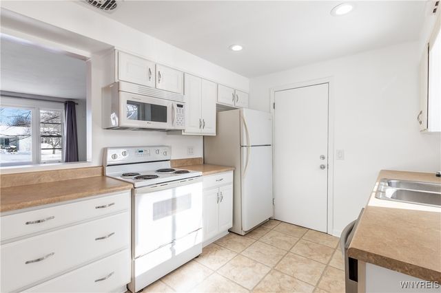 8385 Vernon Circle, Clarence, NY 14221