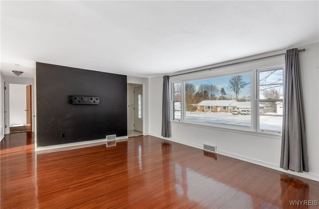 8385 Vernon Circle, Clarence, NY 14221