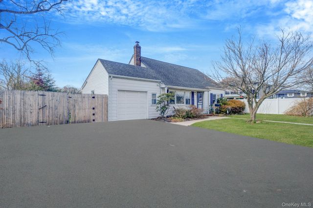 10 Clarence Street, Copiague, NY 11726