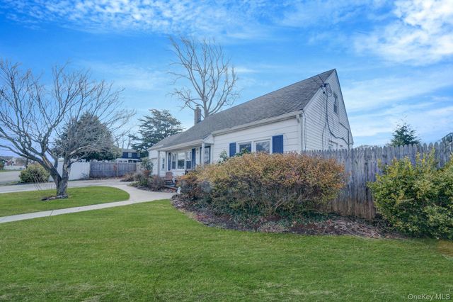 10 Clarence Street, Copiague, NY 11726