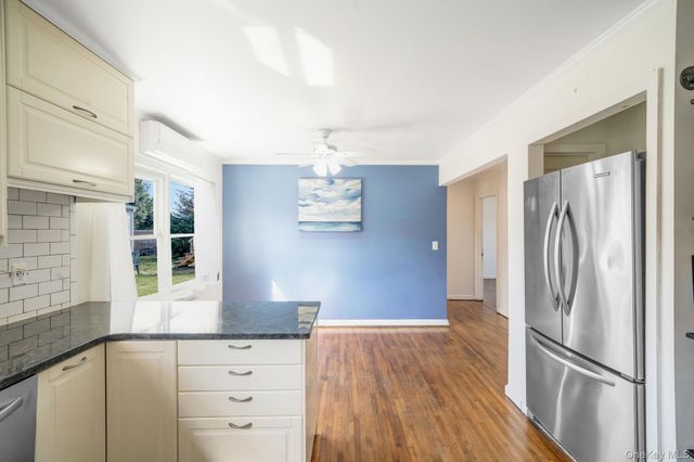 10 Clarence Street, Copiague, NY 11726