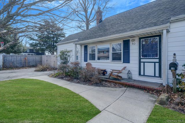 10 Clarence Street, Copiague, NY 11726