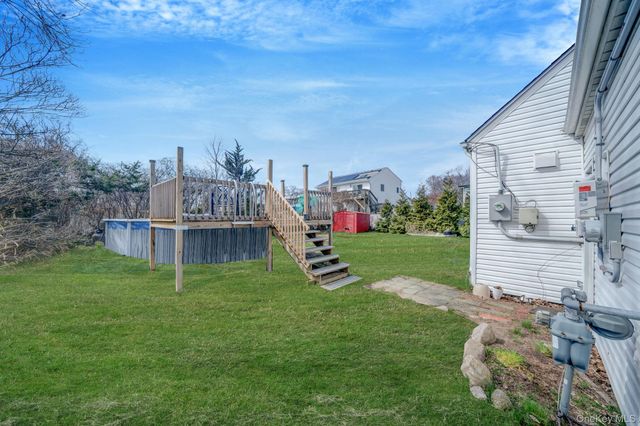 10 Clarence Street, Copiague, NY 11726