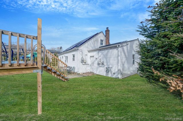 10 Clarence Street, Copiague, NY 11726