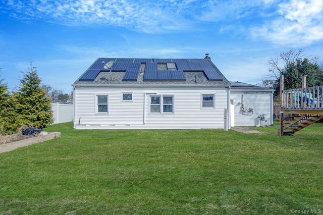 10 Clarence Street, Copiague, NY 11726