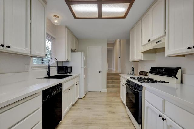 10885 Torrey Pines Dr, Auburn, CA 95602