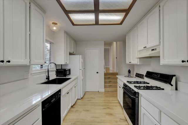 10885 Torrey Pines Dr, Auburn, CA 95602