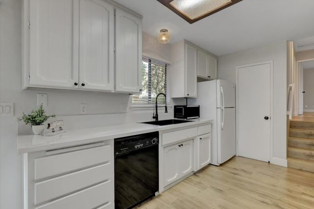 10885 Torrey Pines Dr, Auburn, CA 95602