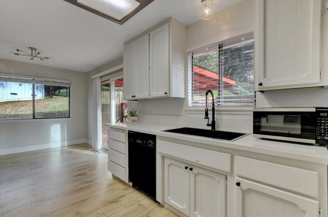 10885 Torrey Pines Dr, Auburn, CA 95602