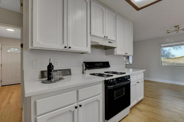 10885 Torrey Pines Dr, Auburn, CA 95602