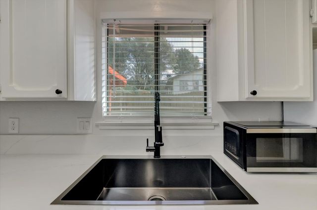 10885 Torrey Pines Dr, Auburn, CA 95602