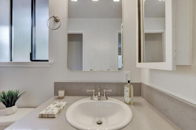 10885 Torrey Pines Dr, Auburn, CA 95602