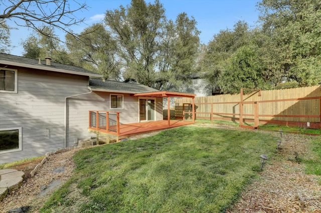 10885 Torrey Pines Dr, Auburn, CA 95602