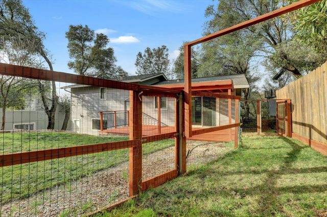 10885 Torrey Pines Dr, Auburn, CA 95602