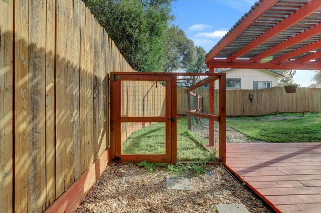 10885 Torrey Pines Dr, Auburn, CA 95602