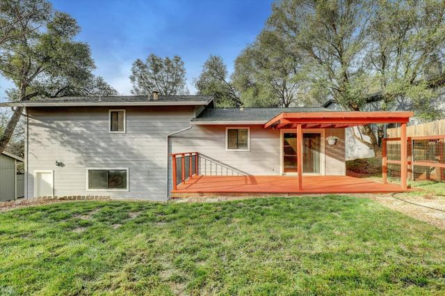 10885 Torrey Pines Dr, Auburn, CA 95602