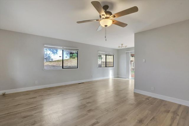 10885 Torrey Pines Dr, Auburn, CA 95602