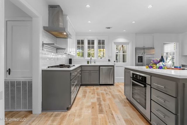 111 Bay View Court, Bay Saint Louis, MS 39520