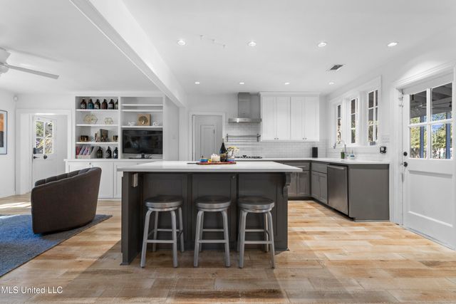 111 Bay View Court, Bay Saint Louis, MS 39520